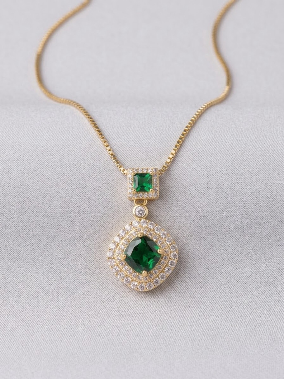 Emerald Halo Gold Pendant Necklace - Green